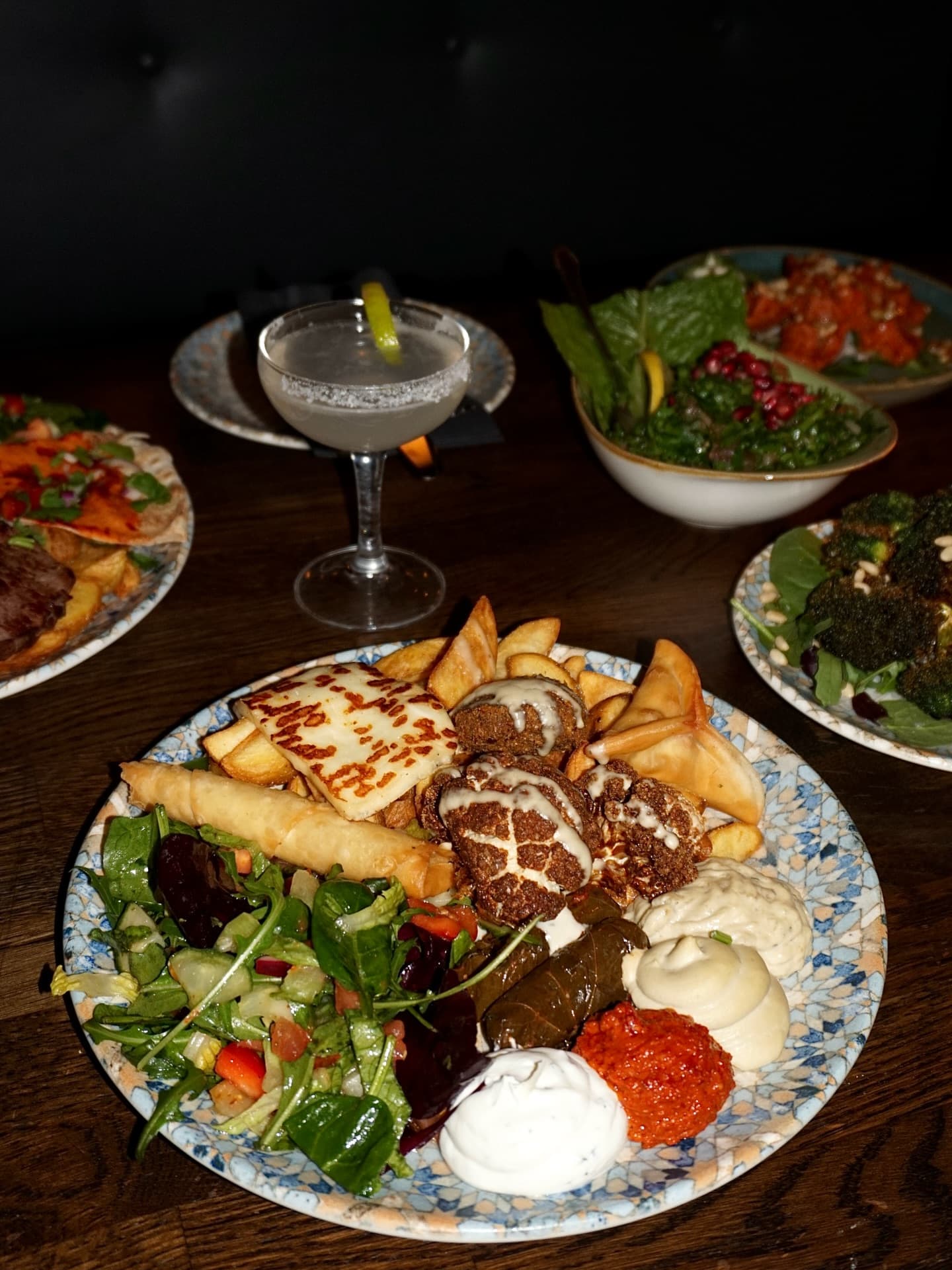 Libanesiska meze och grillspett på ett mörkt bord
